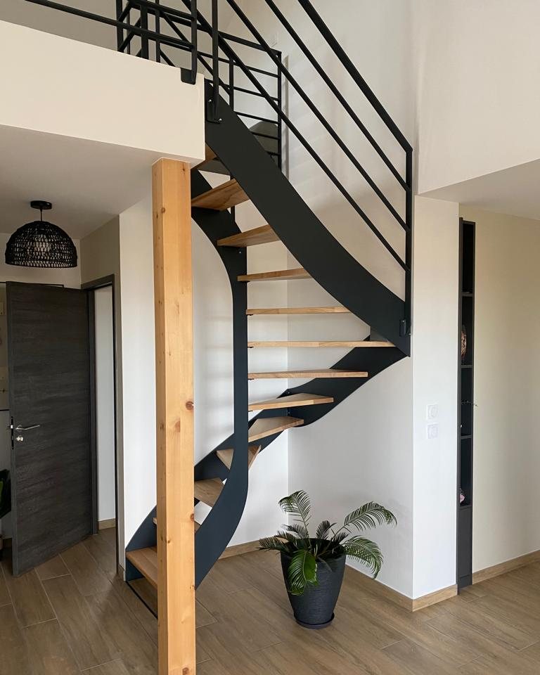 Merci à Métallerie des Alpes pour leur collaboration sur ce projet d'escalier en acier laqué noir avec marche en frêne massif pour un magnifique rendu.