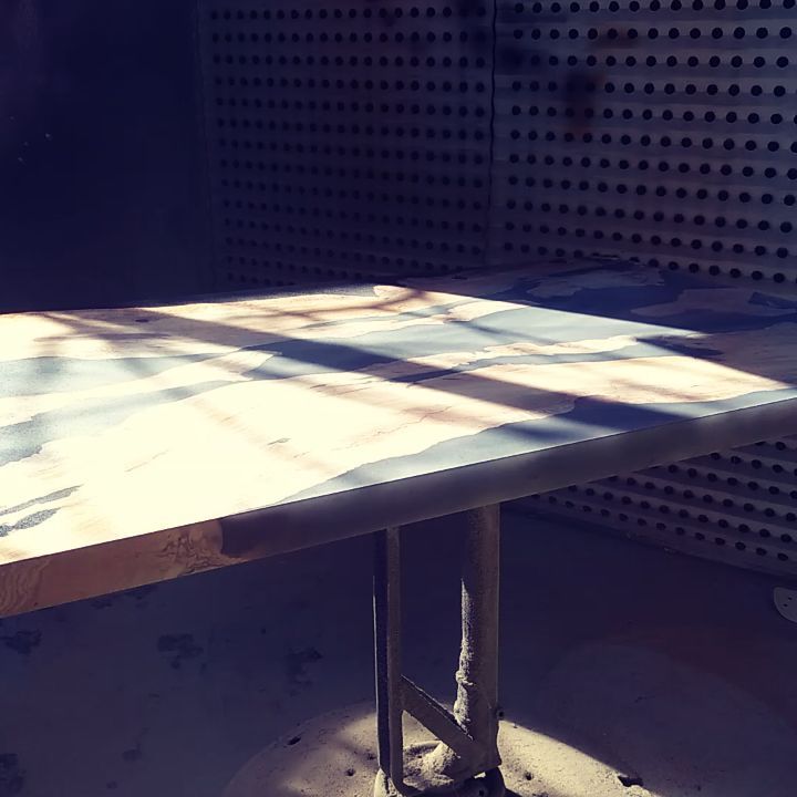Finition sur mesure dans nos ateliers 👀

Du vernis naturel, à la laque brillante ⚒️
.
.
.
.
.
.
.
.
.

#ebenisterie #travaildubois #woodworking  #resin #resinepoxy #vernis #finition #joinery #meuble #mobilier #design #agencement #rivertable #menuiserie