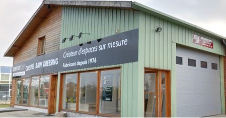 Spécialiste de l’agencement sur mesure depuis une cinquantaines d’années maintenant, notre entreprise Olivier Polit innove ses techniques chaque jour pour réaliser au mieux les idées de nos clients, tout cela en gardant le côté artisanal qui nous suit depuis le début de notre entreprise.
Notre entreprise, située à la Frette, peut faire des déplacements dans toute la région Auvergne-Rhône-Alpes pour vous accompagner, que vous soyez particulier ou professionnel, dans tous vos projets les plus ambitieux. Avec notre grande variété de matériaux et notre double compétence de fabricant-installateur, nous sommes certains que nous pourrons vous accompagner et réaliser vos plus grands projets. Nous vous accompagnons de la conception à la pose finale en vous garantissant un rendu durable et conforme à vos attentes.